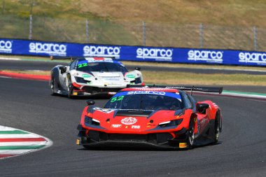 Scarperia, İtalya - 23 Ağustos 2024: Ferati-Nurmi 'nin AF CORSE takımından Ferrari 296 GT3 Mugello Pisti' ndeki ön eleme oturumunda