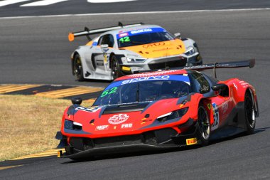 Scarperia, İtalya - 23 Ağustos 2024: Ferati-Nurmi 'nin AF CORSE takımından Ferrari 296 GT3 Mugello Pisti' ndeki ön eleme oturumunda