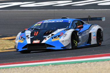 Scarperia, İtalya - 23 Ağustos 2024: IMPERIALE takımından Lamborghini Huracan GT3 Evo 2 Fascicolo-Rogalsky, Mugello Pisti 'ndeki ön eleme oturumunda görev başında..