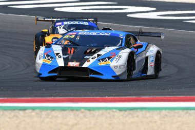 Scarperia, İtalya - 23 Ağustos 2024: IMPERIALE takımından Lamborghini Huracan GT3 Evo 2 Fascicolo-Rogalsky, Mugello Pisti 'ndeki ön eleme oturumunda görev başında..