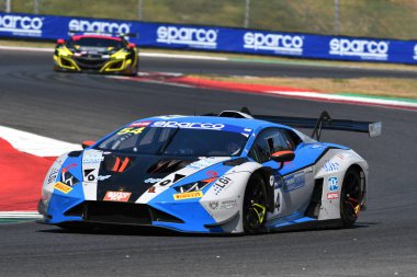 Scarperia, İtalya - 23 Ağustos 2024: IMPERIALE takımından Lamborghini Huracan GT3 Evo 2 Fascicolo-Rogalsky, Mugello Pisti 'ndeki ön eleme oturumunda görev başında..