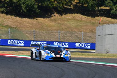 Scarperia, İtalya - 23 Ağustos 2024: IMPERIALE takımından Lamborghini Huracan GT3 Evo 2 Fascicolo-Rogalsky, Mugello Pisti 'ndeki ön eleme oturumunda görev başında..