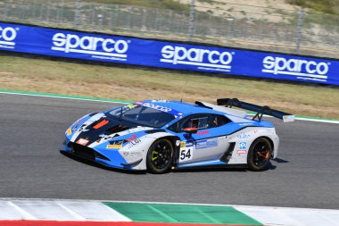 Scarperia, İtalya - 23 Ağustos 2024: IMPERIALE takımından Lamborghini Huracan GT3 Evo 2 Fascicolo-Rogalsky, Mugello Pisti 'ndeki ön eleme oturumunda görev başında..