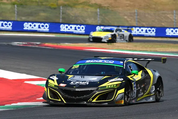 Scarperia, İtalya - 23 Ağustos 2024: NOVA RACE takımından Honda NSX ACURA GT3 Scarpetta-Simonini tarafından Mugello Pisti 'ndeki ön eleme oturumunda kullanıldı.