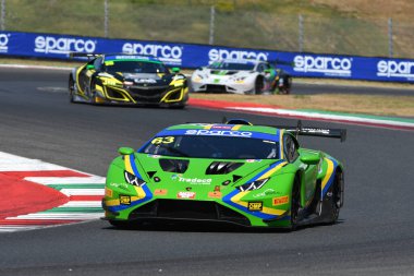 Scarperia, İtalya - 23 Ağustos 2024: Lamborghini Huracan GT3 VSR takımının VSR sürücüsü Fabi-Moulin, Mugello Pisti 'ndeki ön eleme oturumunda görev başında.