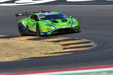 Scarperia, İtalya - 23 Ağustos 2024: Lamborghini Huracan GT3 VSR takımının VSR sürücüsü Fabi-Moulin, Mugello Pisti 'ndeki ön eleme oturumunda görev başında.