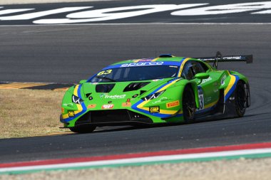 Scarperia, İtalya - 23 Ağustos 2024: Lamborghini Huracan GT3 VSR takımının VSR sürücüsü Fabi-Moulin, Mugello Pisti 'ndeki ön eleme oturumunda görev başında.