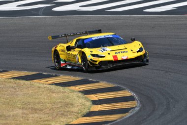 Scarperia, İtalya - 23 Ağustos 2024: Marazzi-Buttarelli 'den ROSSOCORSA RACING takımının Ferrari 296 GT3' ü Mugello Pisti 'ndeki ön eleme oturumunda görev başında.