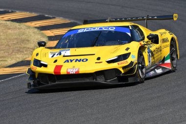 Scarperia, İtalya - 23 Ağustos 2024: Marazzi-Buttarelli 'den ROSSOCORSA RACING takımının Ferrari 296 GT3' ü Mugello Pisti 'ndeki ön eleme oturumunda görev başında.