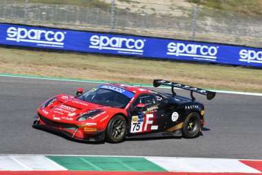 Scarperia, İtalya - 23 Ağustos 2024: Mugello Pisti 'ndeki ön eleme oturumunda Colavita-Maggi' den Ferrari 488 GT3.