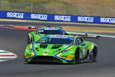 Scarperia, İtalya - 23 Ağustos 2024: Lamborghini Huracan GT3 VSR ekiplerinden Evo 2 Michelotto-Stadsbader, Mugello Pisti 'ndeki ön eleme oturumunda görev başında.