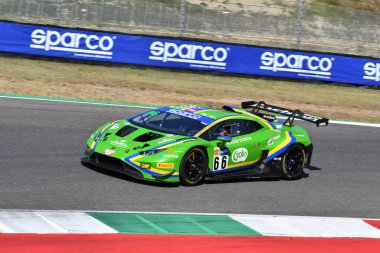 Scarperia, İtalya - 23 Ağustos 2024: Lamborghini Huracan GT3 VSR ekiplerinden Evo 2 Michelotto-Stadsbader, Mugello Pisti 'ndeki ön eleme oturumunda görev başında.