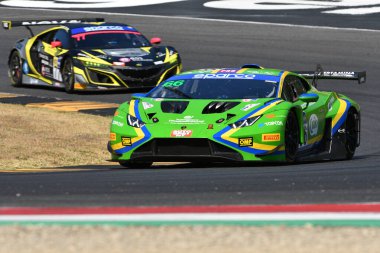 Scarperia, İtalya - 23 Ağustos 2024: Lamborghini Huracan GT3 VSR ekiplerinden Evo 2 Michelotto-Stadsbader, Mugello Pisti 'ndeki ön eleme oturumunda görev başında.