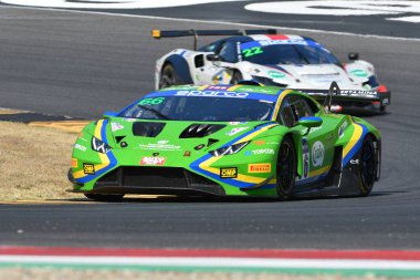 Scarperia, İtalya - 23 Ağustos 2024: Lamborghini Huracan GT3 VSR ekiplerinden Evo 2 Michelotto-Stadsbader, Mugello Pisti 'ndeki ön eleme oturumunda görev başında.