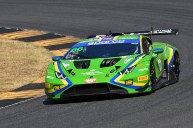 Scarperia, İtalya - 23 Ağustos 2024: Lamborghini Huracan GT3 VSR ekiplerinden Evo 2 Michelotto-Stadsbader, Mugello Pisti 'ndeki ön eleme oturumunda görev başında.