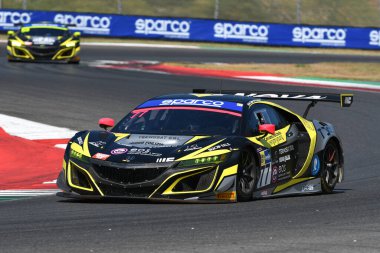 Scarperia, İtalya - 23 Ağustos 2024: NOVA RACE takımının Honda NSX ACURA GT3 Massaro-Ciglia tarafından Mugello Pisti 'ndeki ön eleme oturumunda kullanıldı.