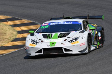 Scarperia, İtalya - 23 Ağustos 2024: IMPERIALE takımından Lamborghini Huracan GT3 Evo 2 Denes-Bartholomew, Mugello Pisti 'ndeki ön eleme oturumunda görev başında..