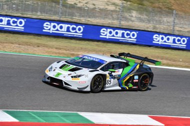 Scarperia, İtalya - 23 Ağustos 2024: IMPERIALE takımından Lamborghini Huracan GT3 Evo 2 Denes-Bartholomew, Mugello Pisti 'ndeki ön eleme oturumunda görev başında..