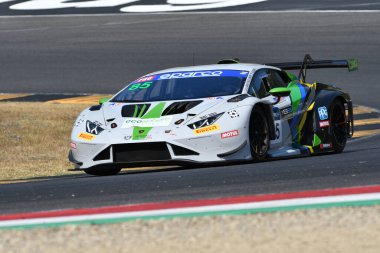 Scarperia, İtalya - 23 Ağustos 2024: IMPERIALE takımından Lamborghini Huracan GT3 Evo 2 Denes-Bartholomew, Mugello Pisti 'ndeki ön eleme oturumunda görev başında..