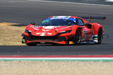 Scarperia, İtalya - 23 Ağustos 2024: AF CORSE takımından Ferrari 296 GT3 Boguslavskiy-Di Amato, Mugello Pisti 'ndeki ön eleme oturumunda görev başında.