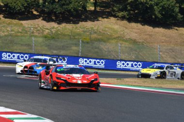 Scarperia, İtalya - 23 Ağustos 2024: AF CORSE takımından Ferrari 296 GT3 Boguslavskiy-Di Amato, Mugello Pisti 'ndeki ön eleme oturumunda görev başında.