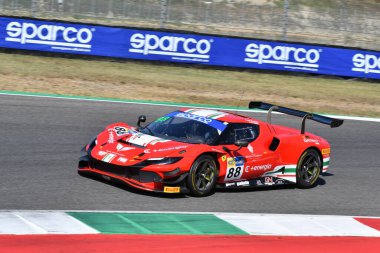 Scarperia, İtalya - 23 Ağustos 2024: AF CORSE takımından Ferrari 296 GT3 Boguslavskiy-Di Amato, Mugello Pisti 'ndeki ön eleme oturumunda görev başında.