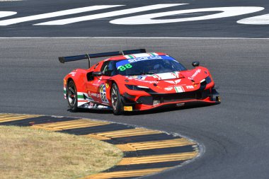 Scarperia, İtalya - 23 Ağustos 2024: AF CORSE takımından Ferrari 296 GT3 Boguslavskiy-Di Amato, Mugello Pisti 'ndeki ön eleme oturumunda görev başında.