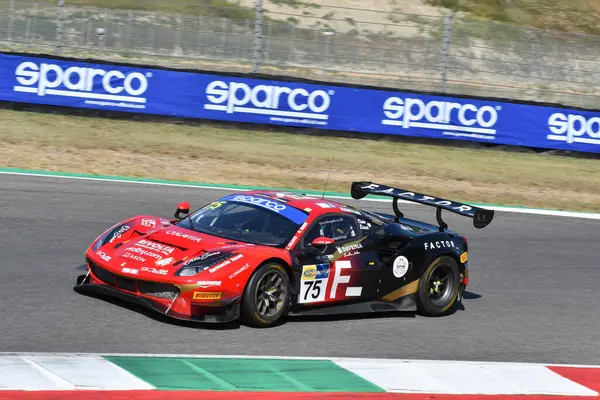 Scarperia, İtalya - 23 Ağustos 2024: Mugello Pisti 'ndeki ön eleme oturumunda Colavita-Maggi' den Ferrari 488 GT3.