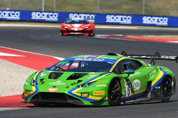 Scarperia, İtalya - 23 Ağustos 2024: Lamborghini Huracan GT3 VSR ekiplerinden Evo 2 Michelotto-Stadsbader, Mugello Pisti 'ndeki ön eleme oturumunda görev başında.