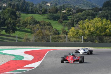 Scarperia, İtalya - 12 Ekim 2024: Asteğmen N179, 1979 eski Derek Daly Mugello Circuit 'teki uygulama oturumunda araçla geçti..