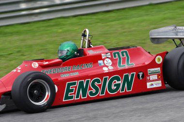 Scarperia, İtalya - 12 Ekim 2024: Asteğmen N179, 1979 eski Derek Daly Mugello Circuit 'teki uygulama oturumunda araçla geçti..