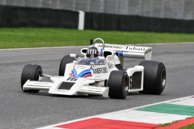Scperia, İtalya - 12 Ekim 2024: 1977 yılının Gölge DN8 'i eski Tom Pryce Mugello Pisti' ndeki uygulama oturumunda hareket halinde bilinmiyor.