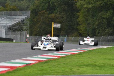 Scperia, İtalya - 12 Ekim 2024: 1977 yılının Gölge DN8 'i eski Tom Pryce Mugello Pisti' ndeki uygulama oturumunda hareket halinde bilinmiyor.