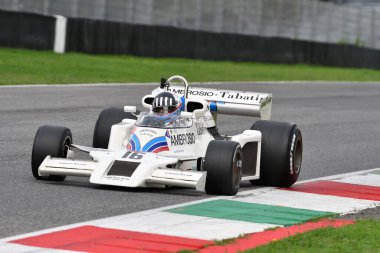 Scperia, İtalya - 12 Ekim 2024: 1977 yılının Gölge DN8 'i eski Tom Pryce Mugello Pisti' ndeki uygulama oturumunda hareket halinde bilinmiyor.