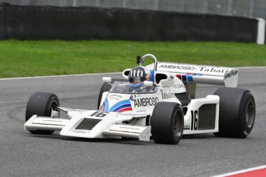 Scperia, İtalya - 12 Ekim 2024: 1977 yılının Gölge DN8 'i eski Tom Pryce Mugello Pisti' ndeki uygulama oturumunda hareket halinde bilinmiyor.