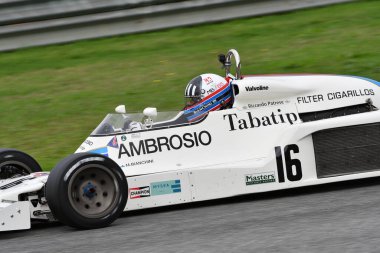 Scperia, İtalya - 12 Ekim 2024: 1977 yılının Gölge DN8 'i eski Tom Pryce Mugello Pisti' ndeki uygulama oturumunda hareket halinde bilinmiyor.