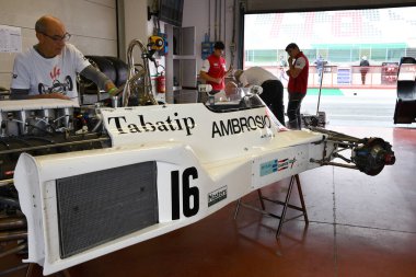 Scperia, İtalya - 12 Ekim 2024: 1977 yılının Gölge DN8 'inin Ayrıntıları eski Tom Pryce Mugello Pisti' ndeki antrenman sırasında kutuda.