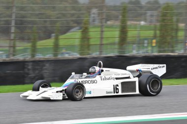 Scperia, İtalya - 12 Ekim 2024: 1977 yılının Gölge DN8 'i eski Tom Pryce Mugello Pisti' ndeki uygulama oturumunda hareket halinde bilinmiyor.