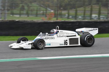 Scperia, İtalya - 12 Ekim 2024: 1977 yılının Gölge DN8 'i eski Tom Pryce Mugello Pisti' ndeki uygulama oturumunda hareket halinde bilinmiyor.