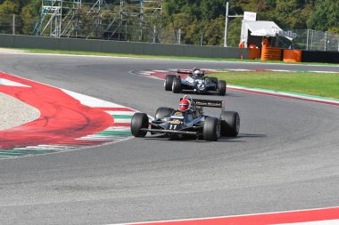 Scarperia, İtalya - 12 Ekim 2024: Lotus 81, 1980 ex Nigel Mansell Mugello Circuit 'te tatbikat sırasında araç kullanırken bilinmiyor.