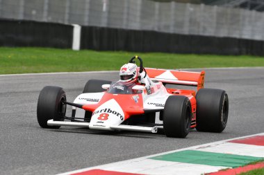 Scarperia, İtalya - 12 Ekim 2024: McLaren MP4 / 1B, 1982 ex Niki Lauda Mugello Circuit 'teki antrenman oturumunda hareket halinde bilinmiyor.