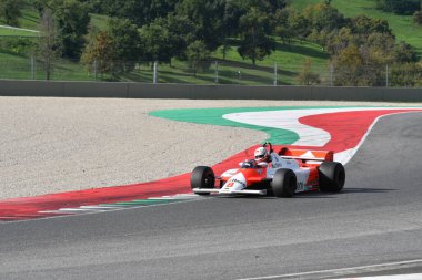 Scarperia, İtalya - 12 Ekim 2024: McLaren MP4 / 1B, 1982 ex Niki Lauda Mugello Circuit 'teki antrenman oturumunda hareket halinde bilinmiyor.
