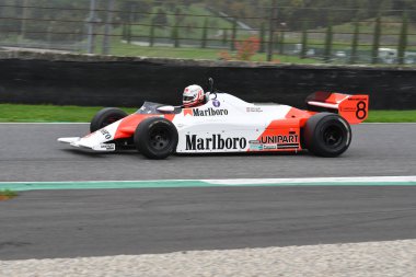 Scarperia, İtalya - 12 Ekim 2024: McLaren MP4 / 1B, 1982 ex Niki Lauda Mugello Circuit 'teki antrenman oturumunda hareket halinde bilinmiyor.