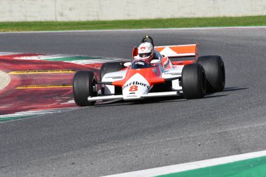 Scarperia, İtalya - 12 Ekim 2024: McLaren MP4 / 1B, 1982 ex Niki Lauda Mugello Circuit 'teki antrenman oturumunda hareket halinde bilinmiyor.