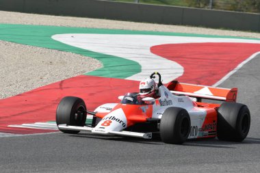Scarperia, İtalya - 12 Ekim 2024: McLaren MP4 / 1B, 1982 ex Niki Lauda Mugello Circuit 'teki antrenman oturumunda hareket halinde bilinmiyor.