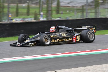 Scarperia, İtalya - 12 Ekim 2024: Lotus 78, yıl 1977 eski Gunnar Nilsson ve Mario Andretti Mugello Pisti 'ndeki tatbikat sırasında araçları bilinmiyor..