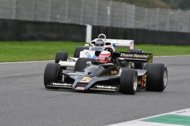 Scarperia, İtalya - 12 Ekim 2024: Lotus 78, yıl 1977 eski Gunnar Nilsson ve Mario Andretti Mugello Pisti 'ndeki tatbikat sırasında araçları bilinmiyor..