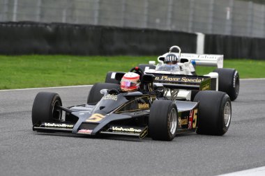 Scarperia, İtalya - 12 Ekim 2024: Lotus 78, yıl 1977 eski Gunnar Nilsson ve Mario Andretti Mugello Pisti 'ndeki tatbikat sırasında araçları bilinmiyor..