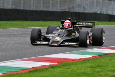 Scarperia, İtalya - 12 Ekim 2024: Lotus 78, yıl 1977 eski Gunnar Nilsson ve Mario Andretti Mugello Pisti 'ndeki tatbikat sırasında araçları bilinmiyor..