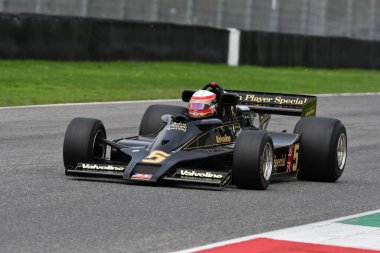 Scarperia, İtalya - 12 Ekim 2024: Lotus 78, yıl 1977 eski Gunnar Nilsson ve Mario Andretti Mugello Pisti 'ndeki tatbikat sırasında araçları bilinmiyor..